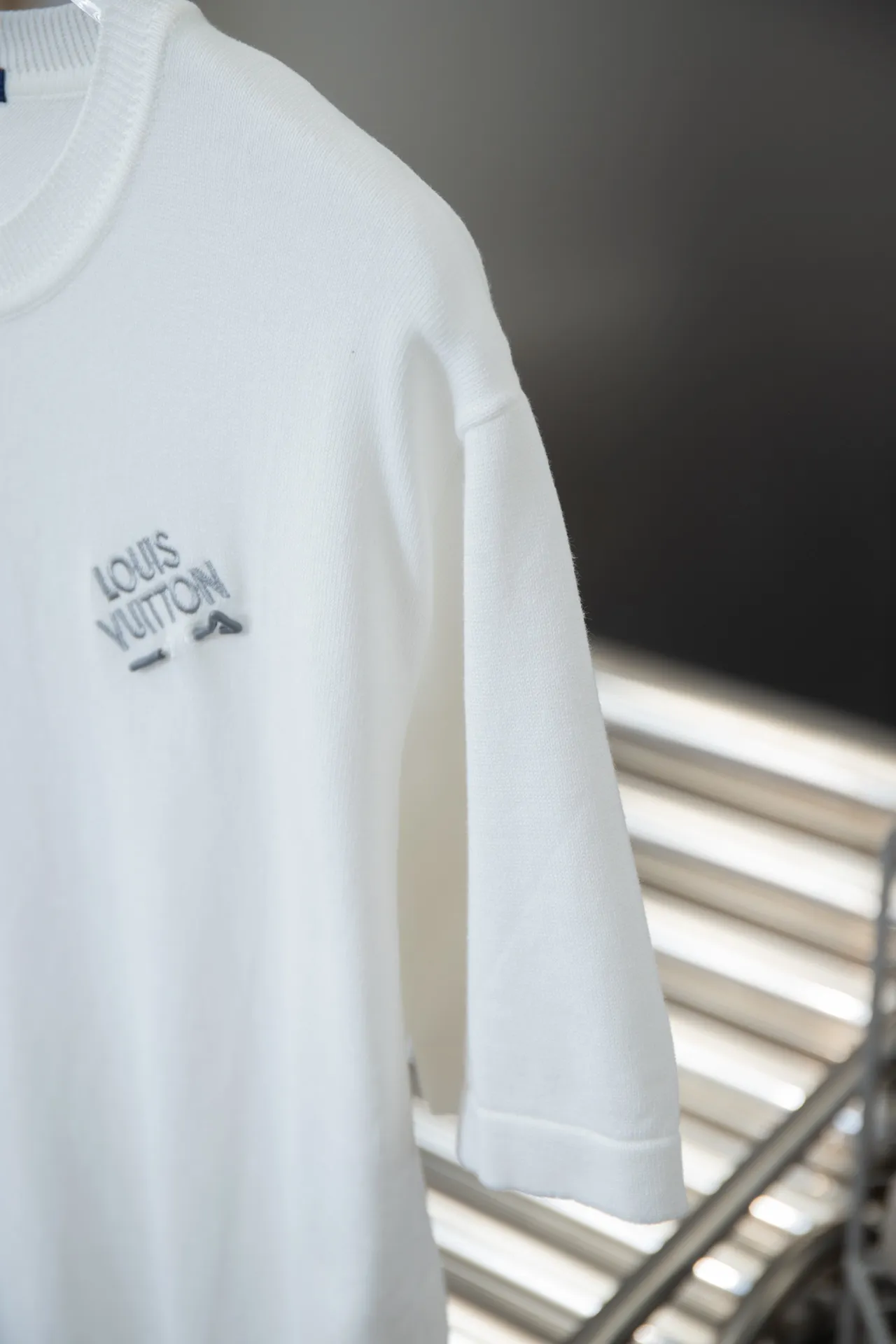 🅿️200 High Quality Lv 2025 Spring and Summer Pin🧷Short Sleeve Knitted Same as Official Website Customized Sweater Neck➕Front Chest Pin🧷Design High Density Imported Embroidery Custom Dyed Wool Yarn S M L XL